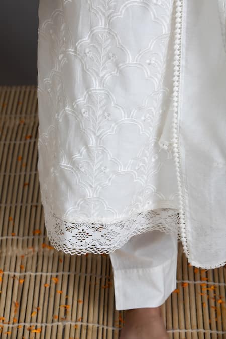 Kameez_White Kurta And Dupatta - Chanderi, Pant - Cotton Floral V Neck Embroidered Set _at_Aza_Fashions