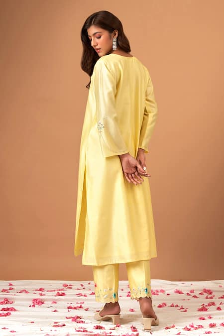 Shop_Anantaa By Roohi_Yellow Silk Chanderi Sequins, Thread Work V Neck Embroidered Kurta _at_Aza_Fashions