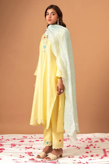 Buy_Anantaa By Roohi_Yellow Silk Chanderi Sequins, Thread Work V Neck Embroidered Kurta _Online_at_Aza_Fashions