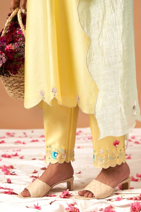 Anantaa By Roohi_Yellow Silk Chanderi Sequins, Thread Work V Neck Embroidered Kurta _at_Aza_Fashions