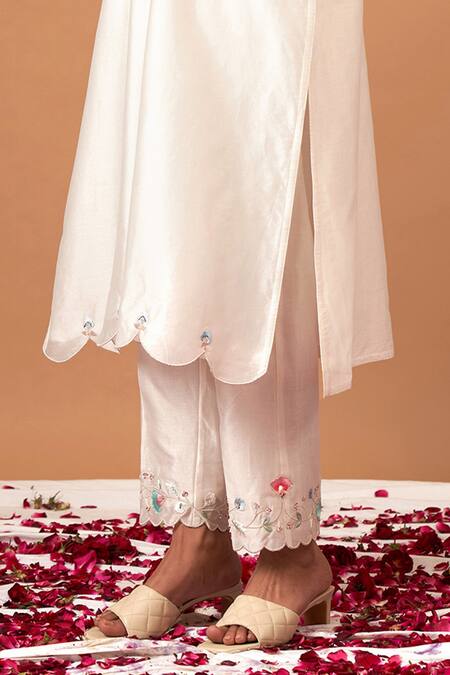 Anantaa By Roohi White Silk Chanderi Sequins, Thread Work V Neck Embroidered Kurta at Aza Fashions Anantaa By Roohi_White Silk Chanderi Sequins, Thread Work V Neck Embroidered Kurta _at_Aza_Fashions