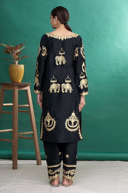 Samyukta Singhania Zari Embroidered Kurta Set 
