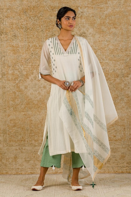 Devnaagri White Chanderi Embroidered Floral V Neck Pleated Kurta Set With Printed Dupatta 