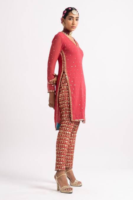 Vvani By Vani Vats_Pink Georgette Lining Cotton Sequins V Neck Embroidered Kurta And Pant Set _Online_at_Aza_Fashions