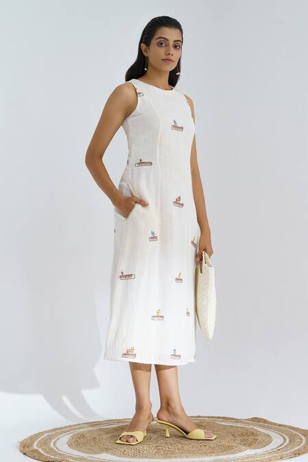 The Right Cut White Handloom Cotton Appliqued Floral Motifs Round Cloud Dress Online at Aza Fashions The Right Cut_White Handloom Cotton Appliqued Floral Motifs Round Cloud Dress _Online_at_Aza_Fashions