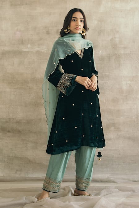 Sureena Chowdhri_Green Silk Velvet Embroidery Thread V Neck Kurta Pant Set _Online_at_Aza_Fashions