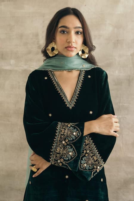 Sureena Chowdhri_Green Silk Velvet Embroidery Thread V Neck Kurta Pant Set _at_Aza_Fashions