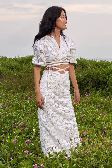 Therealb White 100% Cotton Floral Motifs V Neck Embroidered Skirt Set Online at Aza Fashions Therealb_White 100% Cotton Floral Motifs V Neck Embroidered Skirt Set_Online_at_Aza_Fashions