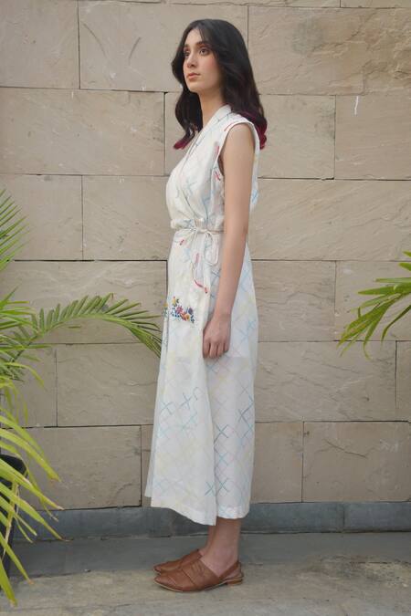 Buy_Tahweave_White Handloom Cotton Checkered, Thread Work Shawl Collar Wrap Style Dress _Online_at_Aza_Fashions