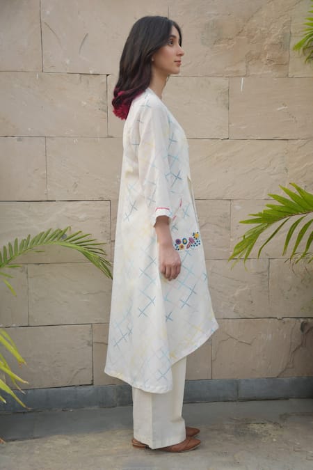Tahweave_White Handloom Cotton Checkered, Thread Work Round Kurta_Online_at_Aza_Fashions