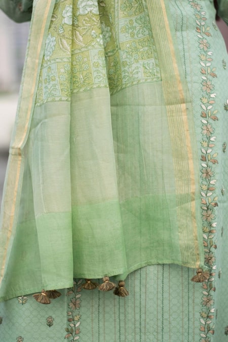 Turaja_Green Pure Chanderi Round Resham Work Kurta Set_Online_at_Aza_Fashions