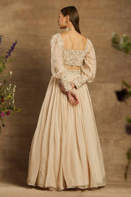 Shop Awigna White Organza Floral Motifs Square Neck Aarfa Gathered Lehenga Set at Aza Fashions Shop_Awigna_White Organza Floral Motifs Square Neck Aarfa Gathered Lehenga Set_at_Aza_Fashions