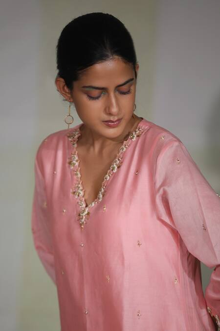 Buy_Deep Thee_Pink Chanderi Organza Floral Motifs V Neck Hand Embroidered Kurta Set _Online_at_Aza_Fashions
