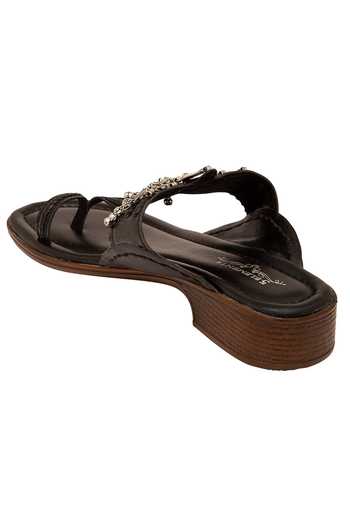 Buy 5elements Black Ghunghroo Embellished Kolhapuri Flats Online at Aza Fashions Buy_5elements_Black Ghunghroo Embellished Kolhapuri Flats _Online_at_Aza_Fashions