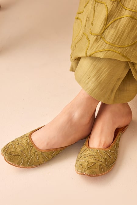 The Right Cut_Green Chanderi Silk Floral Motifs Round Khaleesi Kurta And Pant Set_at_Aza_Fashions