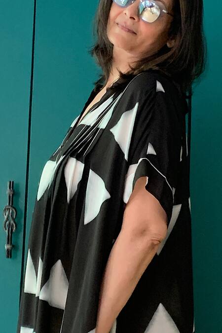 Rriso_Black Cotton Geometric Pattern Mandarin Collar Motif Pleated Kaftan_Online_at_Aza_Fashions