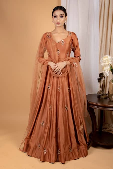 Ikshita Choudhary_Orange Net, Chanderi Floral Motifs V Neck Embroidered Anarkali With Dupatta _Online_at_Aza_Fashions