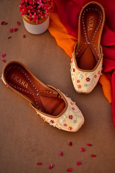 HOUSE OF EKARA Gul Embroidered Juttis 