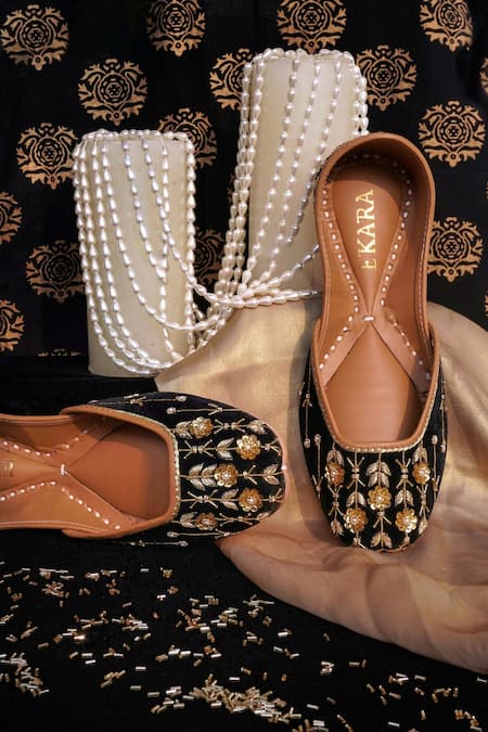 HOUSE OF EKARA Afreen Embroidered Juttis 