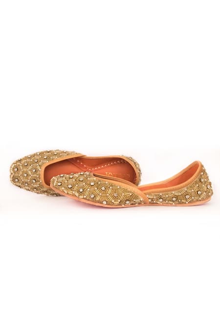 Buy_House Of Ekara_Gold Embroidered Juttis _Online_at_Aza_Fashions