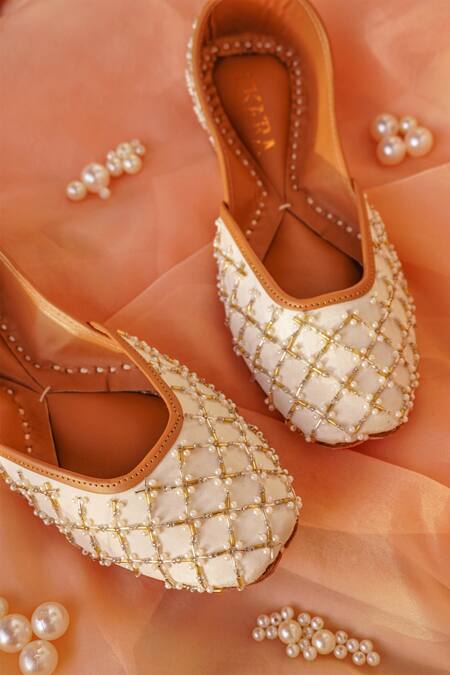 Shop_House Of Ekara_White Embroidered Masakali Juttis_at_Aza_Fashions