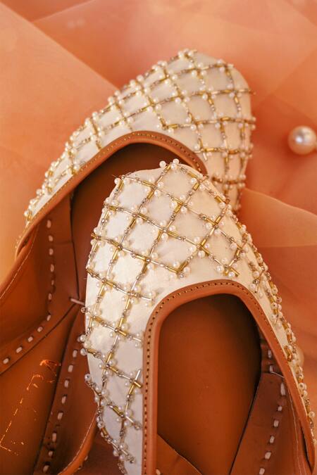 House Of Ekara_White Embroidered Masakali Juttis_Online_at_Aza_Fashions