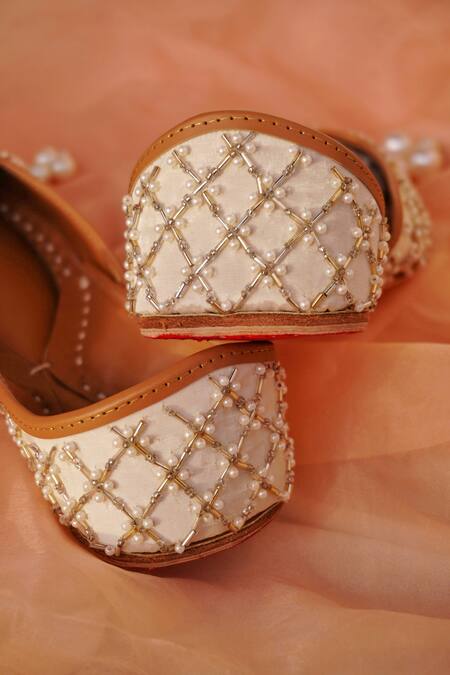 Buy_House Of Ekara_White Embroidered Masakali Juttis_Online_at_Aza_Fashions