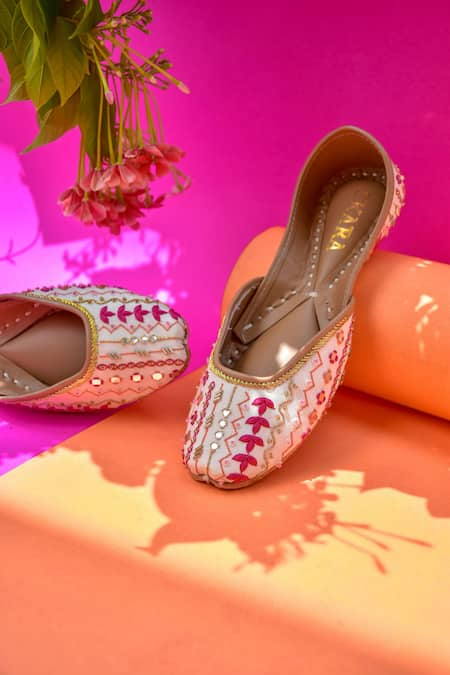 HOUSE OF EKARA Forklore Embroidered Juttis 