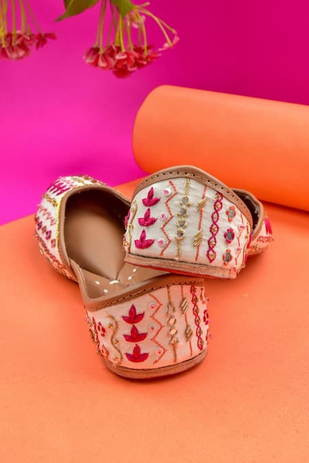 House Of Ekara Forklore Embroidered Juttis 