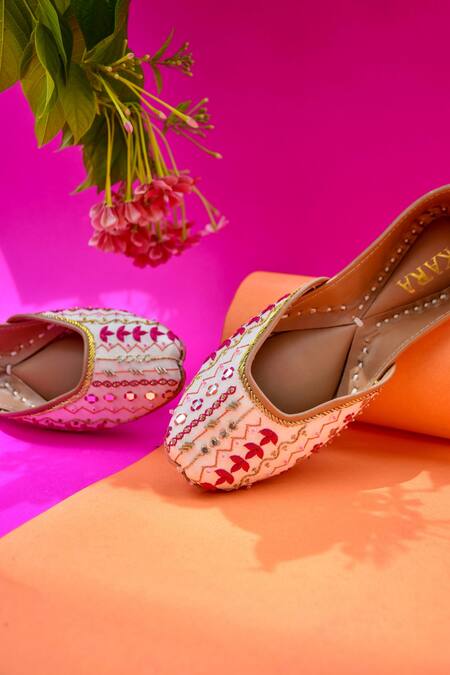 House Of Ekara_White Embroidered Forklore Juttis _Online_at_Aza_Fashions