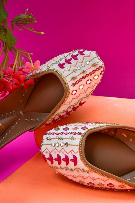 Buy_House Of Ekara_White Embroidered Forklore Juttis _Online_at_Aza_Fashions