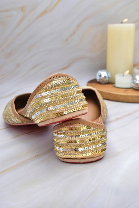 House Of Ekara Shimmer Embroidered Juttis 