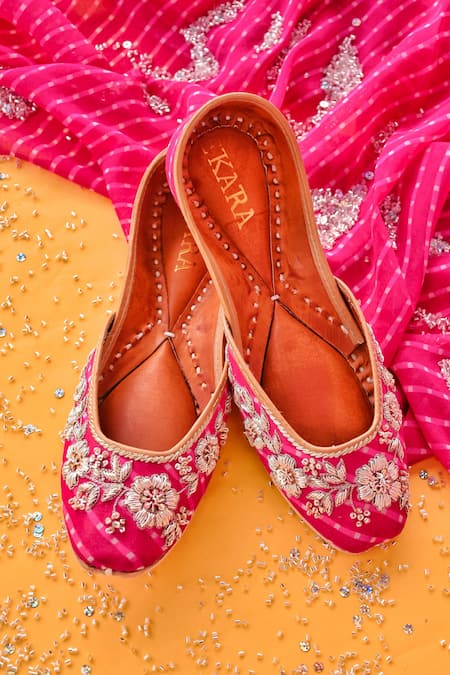 HOUSE OF EKARA Leela Embroidered Juttis 