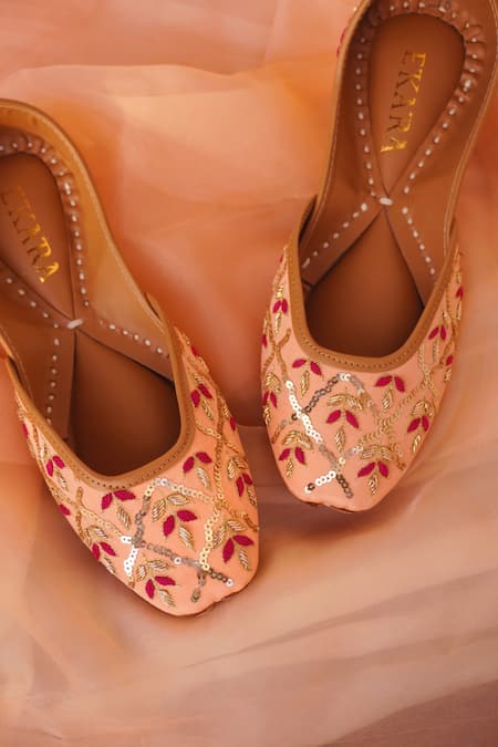 HOUSE OF EKARA Noor Embroidered Juttis 