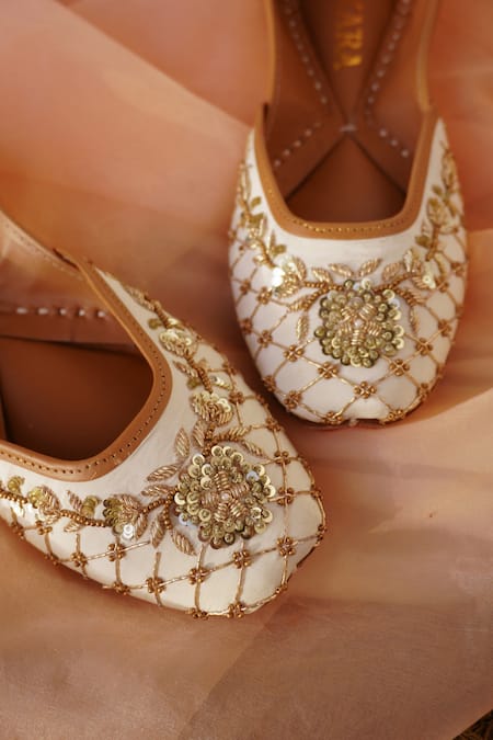 House Of Ekara_White Embroidered Juttis _Online_at_Aza_Fashions