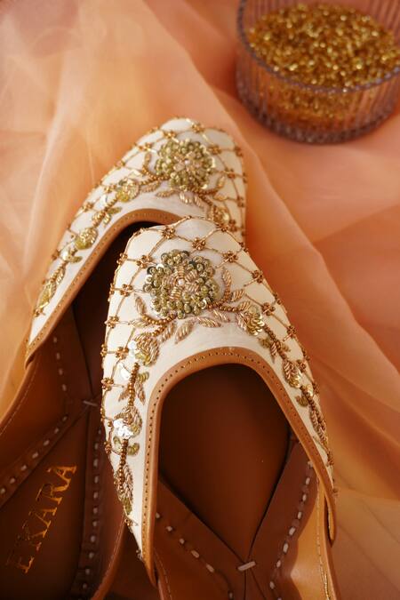 Buy_House Of Ekara_White Embroidered Juttis _Online_at_Aza_Fashions