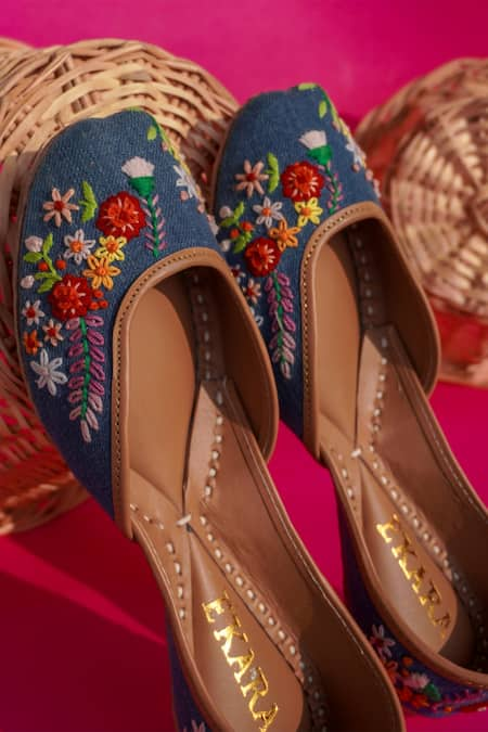 HOUSE OF EKARA Wilderness Embroidered Juttis 