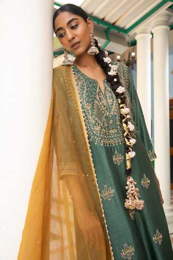 Kritika Dawar Green Dupatta Organza, Kurta And Pant Silk Zardozi Notched Embroidered Set Online at Aza Fashions Kritika Dawar_Green Dupatta Organza, Kurta And Pant Silk Zardozi Notched Embroidered Set _Online_at_Aza_Fashions