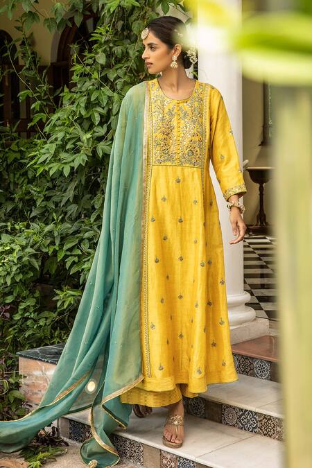 Kritika Dawar_Yellow Dupatta And Pant Tissue, Kurta Linen Silk Gota Embroidered Palazzo Set _Online_at_Aza_Fashions