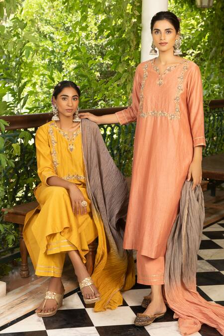 Buy_Kritika Dawar_Peach Dupatta Chanderi, Kurta Woven Chanderi, Pant Cotton Silk Floral Set _Online_at_Aza_Fashions