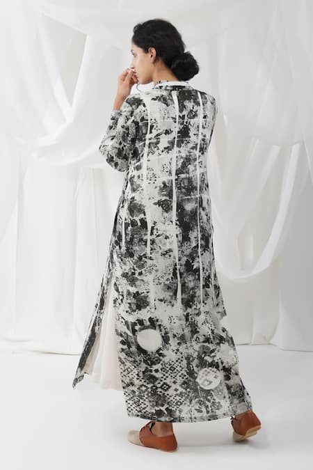 Shop Yavi Black 36%viscose, 64%cupro Abstract, Geometric Motifs Chrysalis Printed Tunic at Aza Fashions Shop_Yavi_Black 36%viscose, 64%cupro Abstract, Geometric Motifs Chrysalis Printed Tunic_at_Aza_Fashions