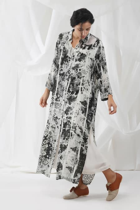 Buy Yavi Black 36%viscose, 64%cupro Abstract, Geometric Motifs Chrysalis Printed Tunic Online at Aza Fashions Buy_Yavi_Black 36%viscose, 64%cupro Abstract, Geometric Motifs Chrysalis Printed Tunic_Online_at_Aza_Fashions