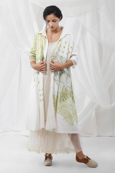 Buy Yavi White 100%cotton Floral Motifs Collared Neck Neo Block Printed Tunic Online at Aza Fashions Buy_Yavi_White 100%cotton Floral Motifs Collared Neck Neo Block Printed Tunic _Online_at_Aza_Fashions