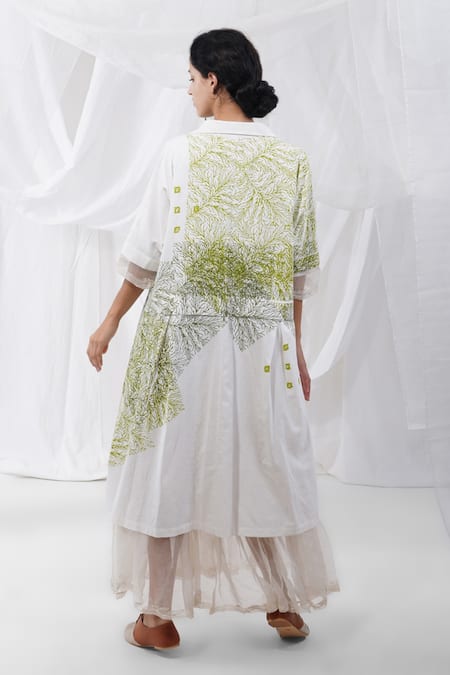 Shop Yavi White 100%cotton Floral Motifs Collared Neck Neo Block Printed Tunic at Aza Fashions Shop_Yavi_White 100%cotton Floral Motifs Collared Neck Neo Block Printed Tunic _at_Aza_Fashions