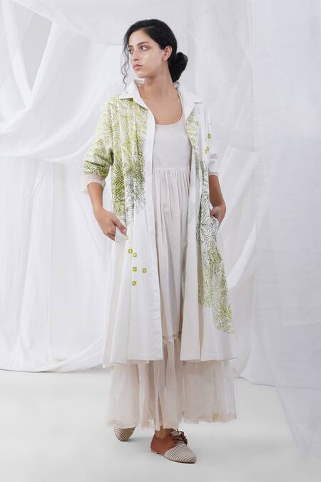 Yavi White 100%cotton Floral Motifs Collared Neck Neo Block Printed Tunic Online at Aza Fashions Yavi_White 100%cotton Floral Motifs Collared Neck Neo Block Printed Tunic _Online_at_Aza_Fashions