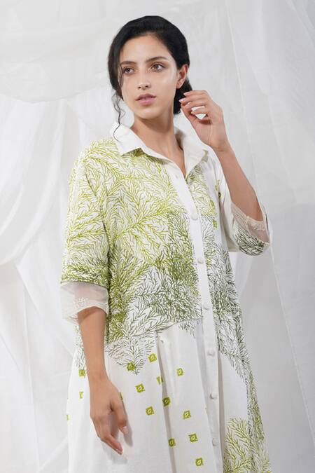 Shop Yavi White 100%cotton Floral Motifs Collared Neck Neo Block Printed Tunic Online at Aza Fashions Shop_Yavi_White 100%cotton Floral Motifs Collared Neck Neo Block Printed Tunic _Online_at_Aza_Fashions