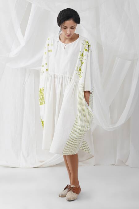 Buy Yavi White 100%cotton Floral, Geometric Motifs Notched Nai Block Print Dress Online at Aza Fashions Buy_Yavi_White 100%cotton Floral, Geometric Motifs Notched Nai Block Print Dress_Online_at_Aza_Fashions