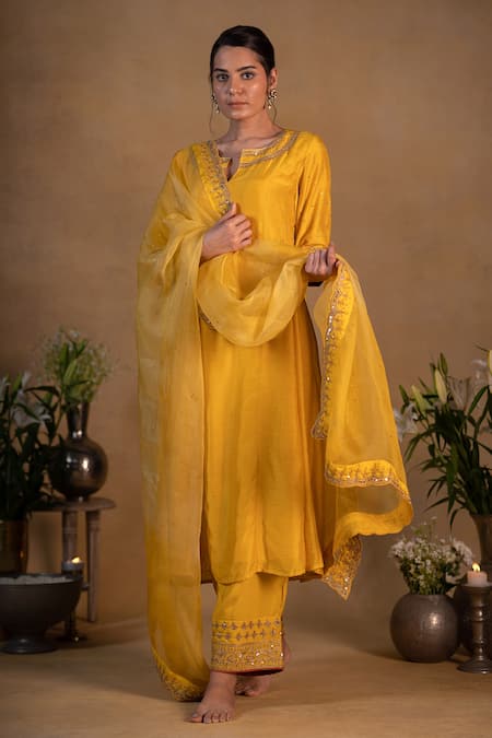 Pants And Pajamas Yellow Organza Sequins, Zardozi Work Embroidered Dupatta Online at Aza Fashions Pants And Pajamas_Yellow Organza Sequins, Zardozi Work Embroidered Dupatta _Online_at_Aza_Fashions