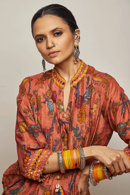 Shop Label Kinjal Modi Peach Cotton Silk Floral, Mirror Work, Thread Print Pintuck Kurta And Pant Set at Aza Fashions Shop_Label Kinjal Modi_Peach Cotton Silk Floral, Mirror Work, Thread Print Pintuck Kurta And Pant Set _at_Aza_Fashions