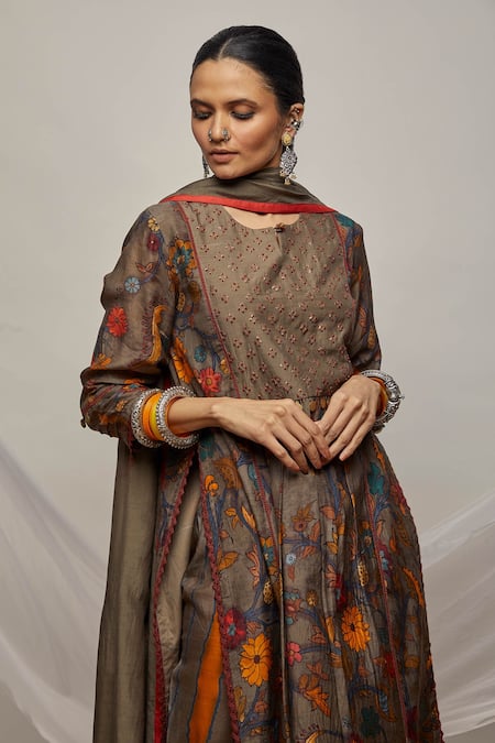 Shop Label Kinjal Modi Grey Cotton Silk Floral, Mirror , Thread Mandarin Print Kurta Set at Aza Fashions Shop_Label Kinjal Modi_Grey Cotton Silk Floral, Mirror , Thread Mandarin Print Kurta Set _at_Aza_Fashions